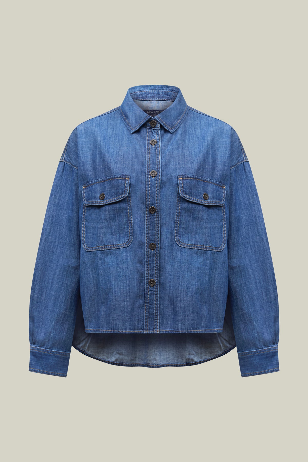 Jeansbluse in Dark Blue mit Brusttaschen & Knopfleiste. Premium-Qualität, klassisches Denim-Design, vielseitig kombinierbar.