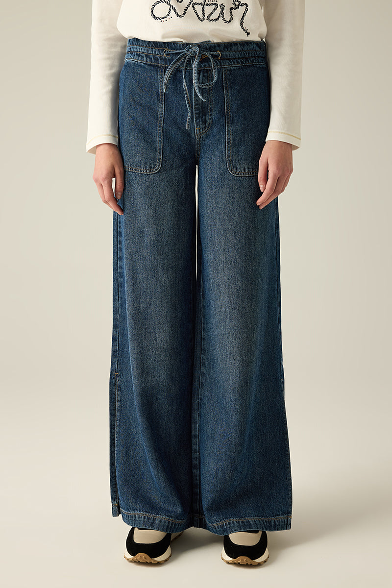 Dark Blue Denim-Hose mit Gummibund, lockerer Passform und seitlichen Schlitzen. Lässig, modern und bequem – Premium-Style für jeden Tag.