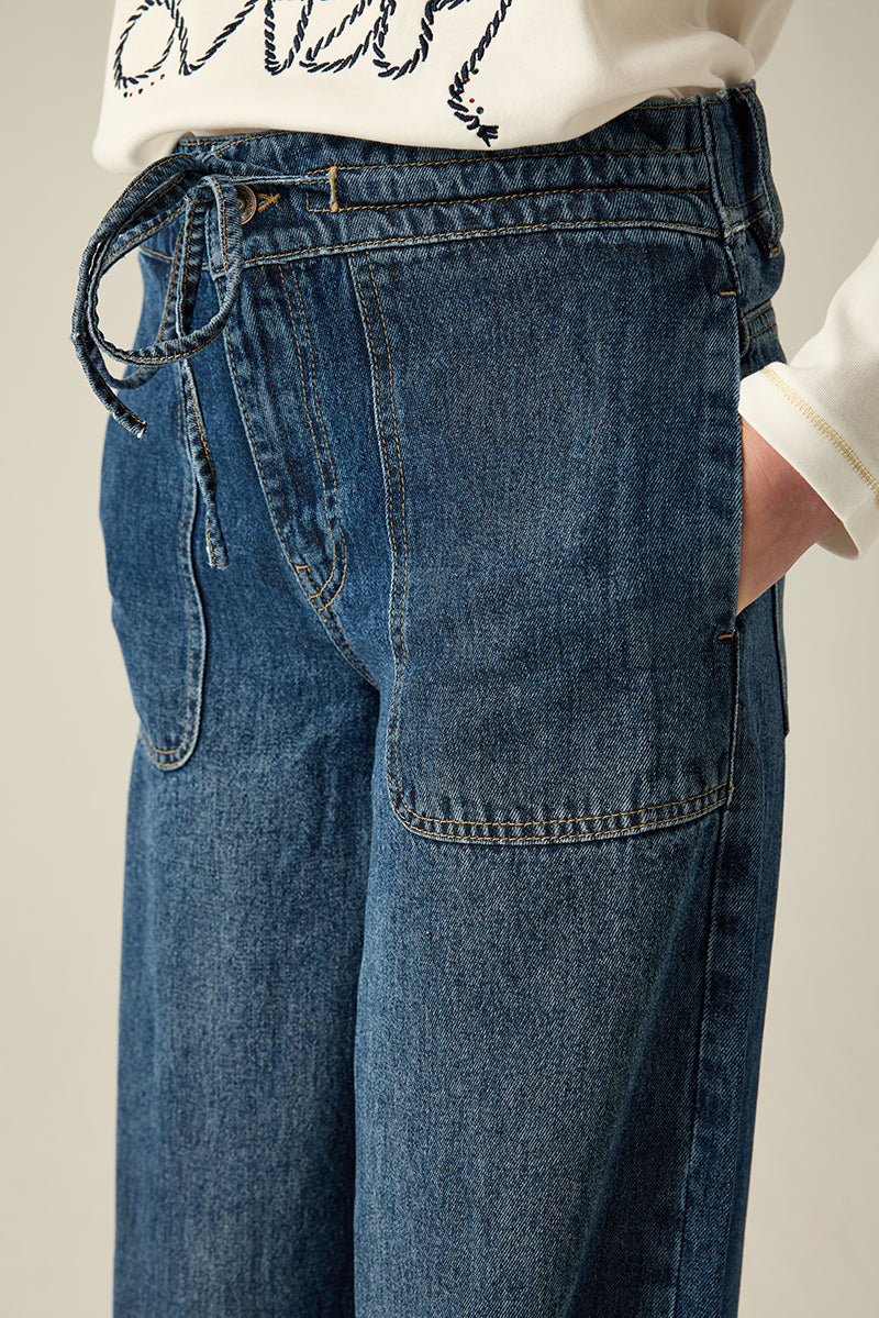 Dark Blue Denim-Hose mit Gummibund, lockerer Passform und seitlichen Schlitzen. Lässig, modern und bequem – Premium-Style für jeden Tag.