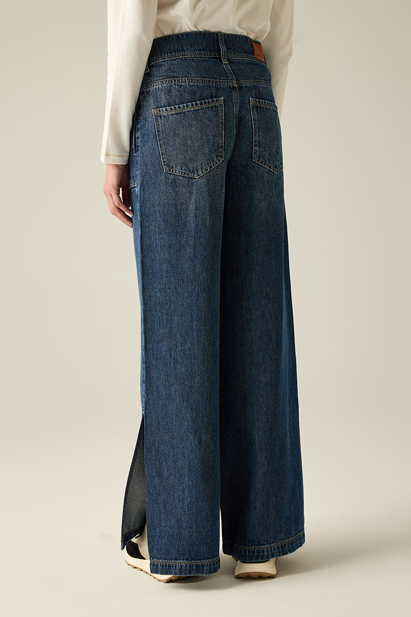 Dark Blue Denim-Hose mit Gummibund, lockerer Passform und seitlichen Schlitzen. Lässig, modern und bequem – Premium-Style für jeden Tag.