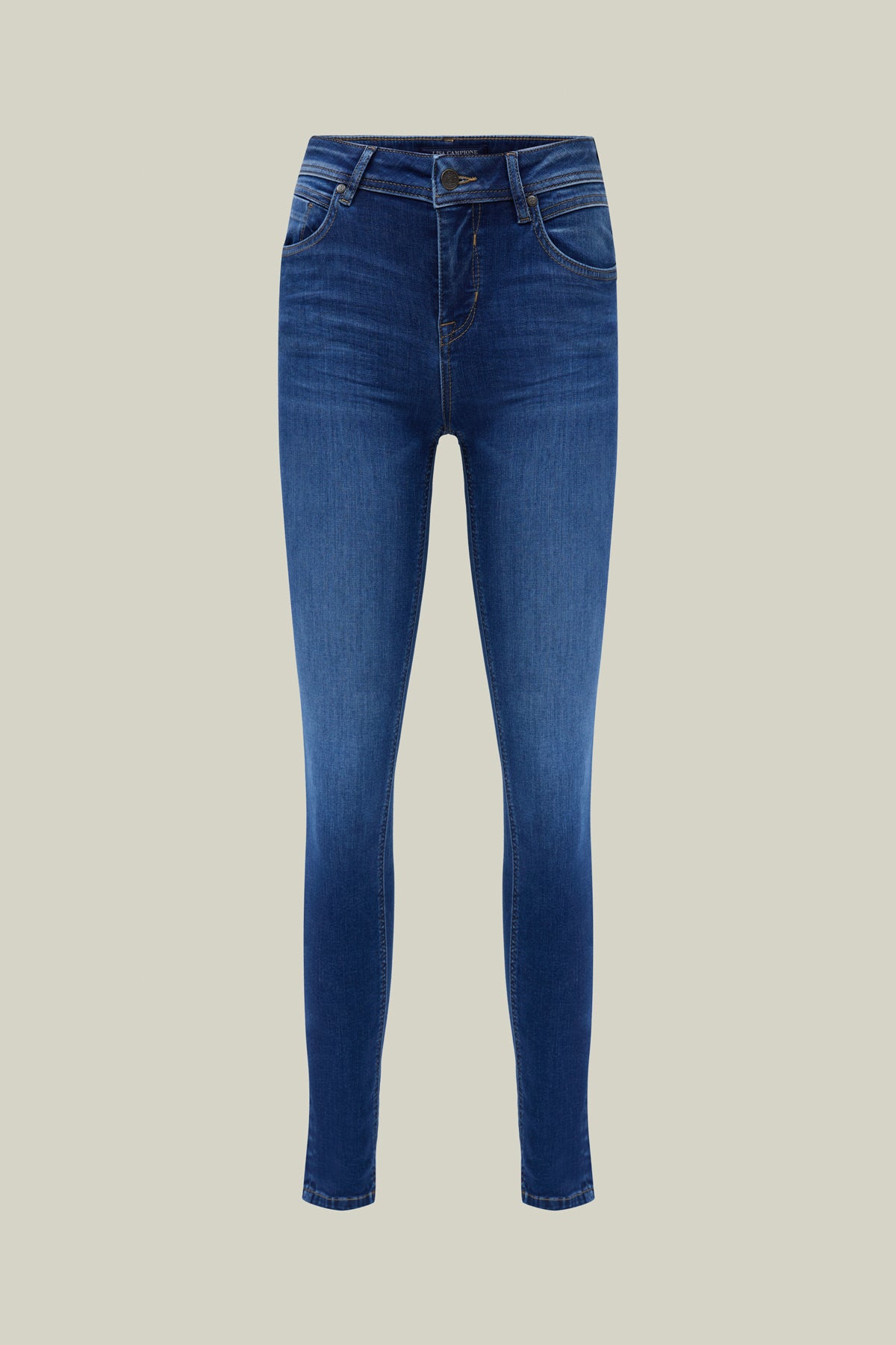 Dark Denim Jeans im klassischen Stil, nach unten schmal zulaufend. Vielseitig, elegant und perfekt für jeden Anlass.