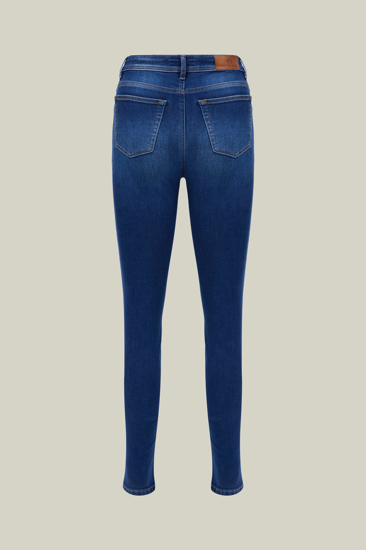Dark Denim Jeans im klassischen Stil, nach unten schmal zulaufend. Vielseitig, elegant und perfekt für jeden Anlass.