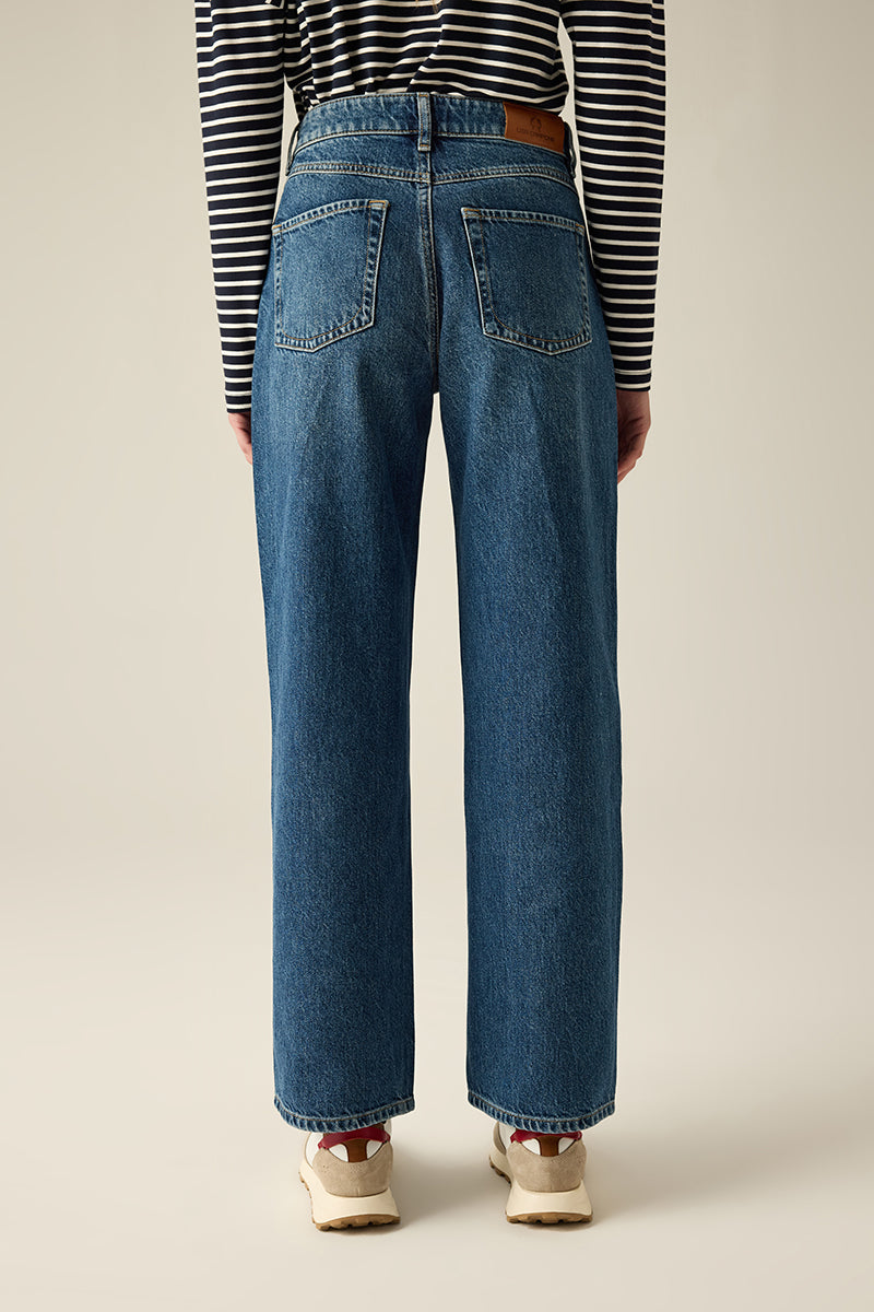 Klassische Five-Pocket-Jeans mit leichtem Boyfriend-Schnitt. Bequem, lässig und vielseitig kombinierbar – Denim-Essential für jeden Tag.