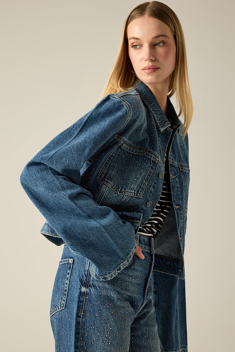 Klassische Damen-Jeansjacke in Blue Denim. Zeitlos, hochwertig und vielseitig kombinierbar – ein Must-Have für jede Garderobe.