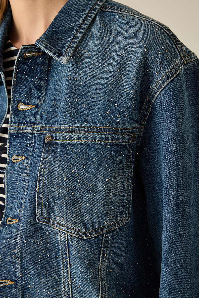 Klassische Damen-Jeansjacke in Blue Denim. Zeitlos, hochwertig und vielseitig kombinierbar – ein Must-Have für jede Garderobe.