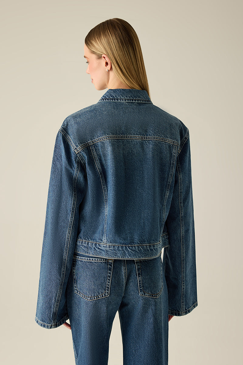 Klassische Damen-Jeansjacke in Blue Denim. Zeitlos, hochwertig und vielseitig kombinierbar – ein Must-Have für jede Garderobe.