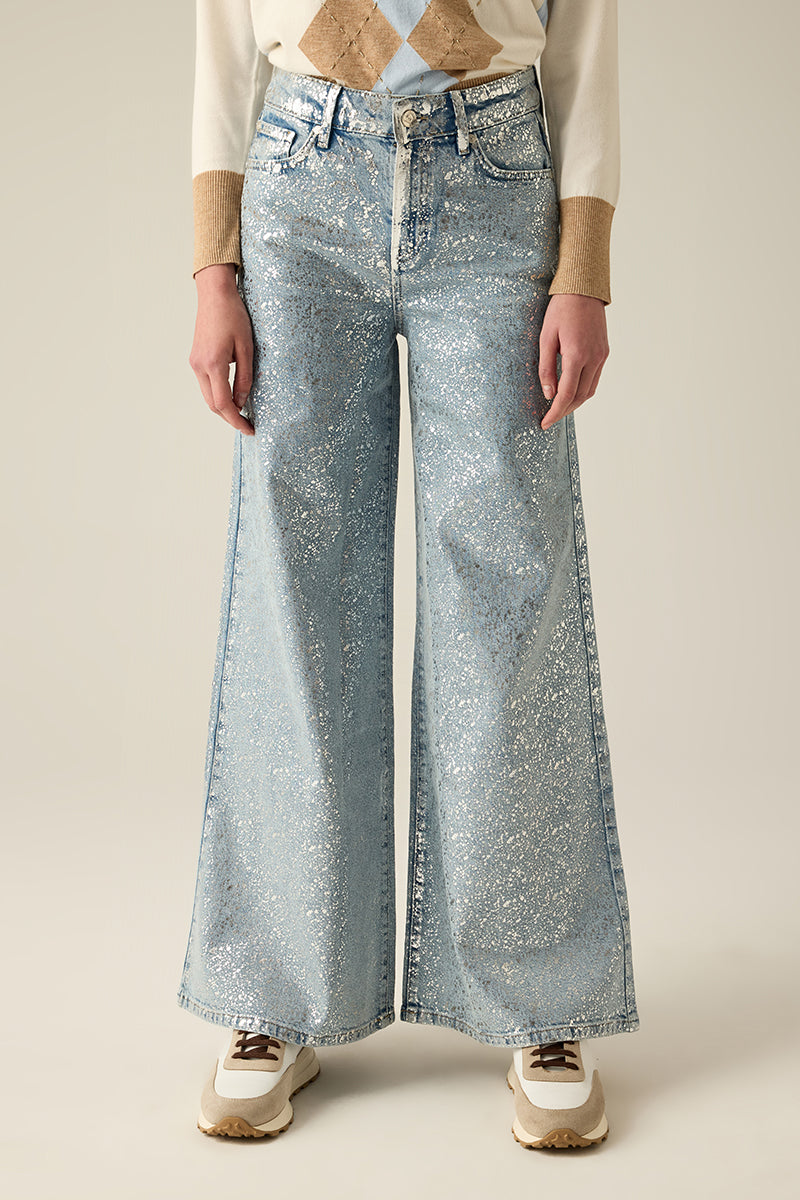 Premium Light Blue Denim Hose in Gaucho-Form mit Glitter-Finish. Elegant, sportlich & vielseitig – ein exklusives Highlight für jeden Anlass.