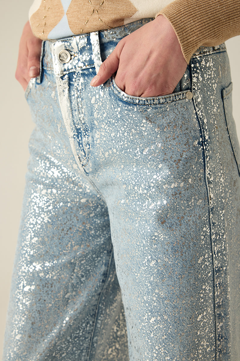Premium Light Blue Denim Hose in Gaucho-Form mit Glitter-Finish. Elegant, sportlich & vielseitig – ein exklusives Highlight für jeden Anlass.