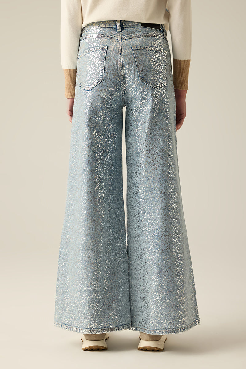 Premium Light Blue Denim Hose in Gaucho-Form mit Glitter-Finish. Elegant, sportlich & vielseitig – ein exklusives Highlight für jeden Anlass.