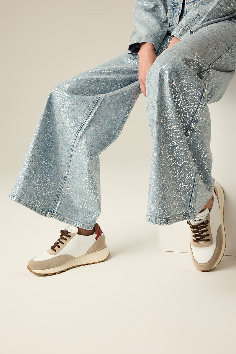 Premium Light Blue Denim Hose in Gaucho-Form mit Glitter-Finish. Elegant, sportlich & vielseitig – ein exklusives Highlight für jeden Anlass.