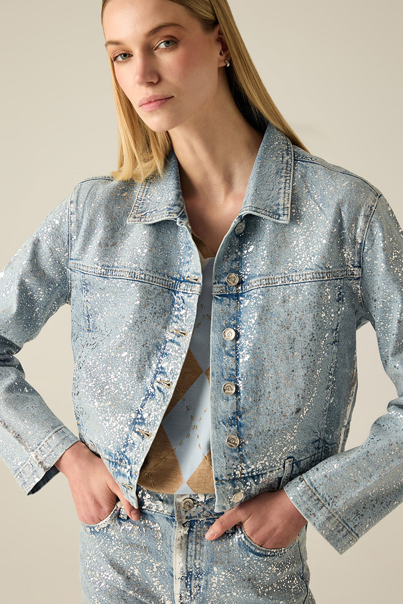 Premium Light Blue Denim Jacke mit silbernem Allover-Print und modernem Cropped-Schnitt. Glamour s, vielseitig & alltagstauglich – ein exklusives Statement-Piece.