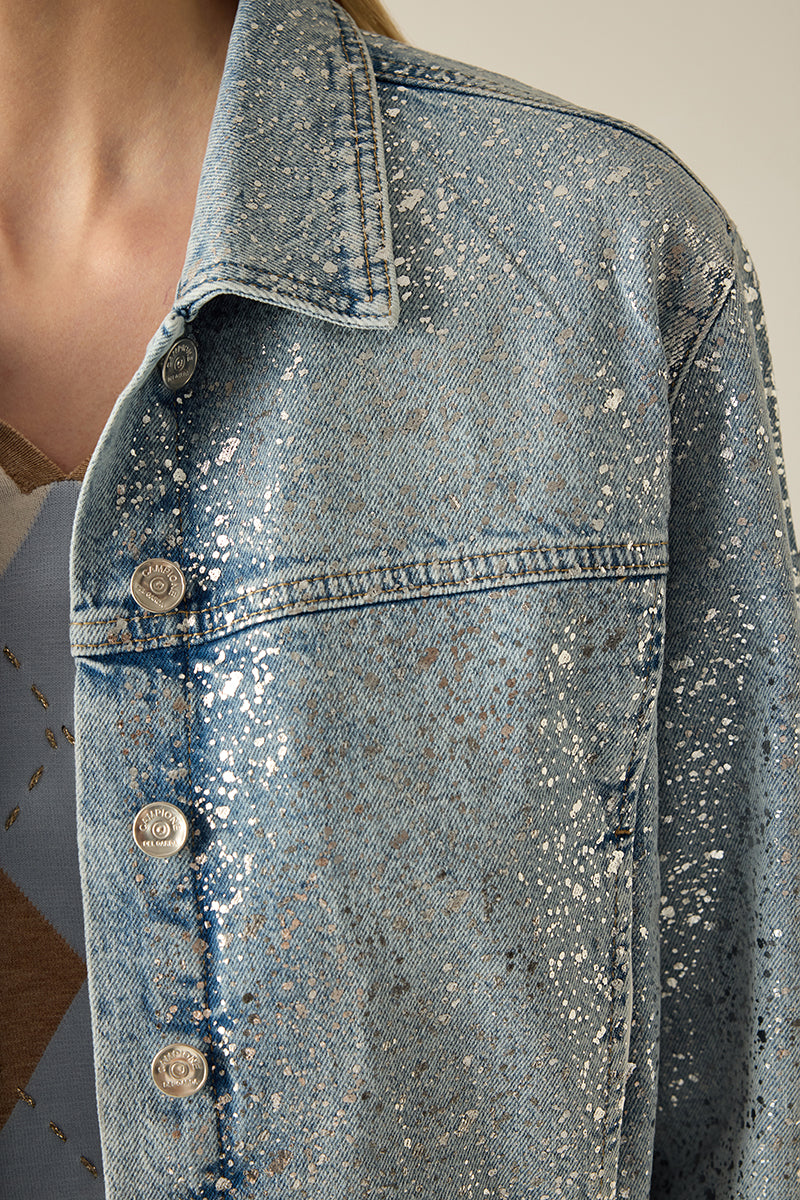 Premium Light Blue Denim Jacke mit silbernem Allover-Print und modernem Cropped-Schnitt. Glamour s, vielseitig & alltagstauglich – ein exklusives Statement-Piece.