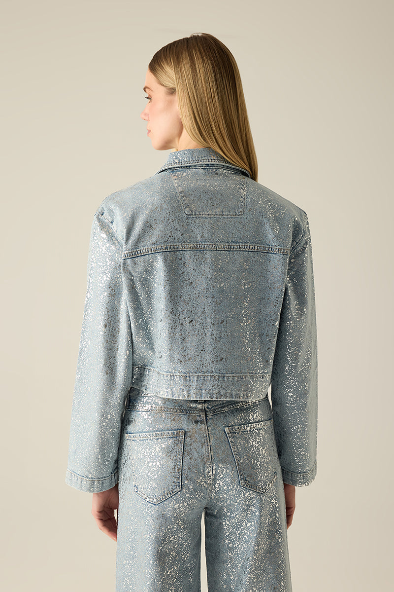 Premium Light Blue Denim Jacke mit silbernem Allover-Print und modernem Cropped-Schnitt. Glamour s, vielseitig & alltagstauglich – ein exklusives Statement-Piece.