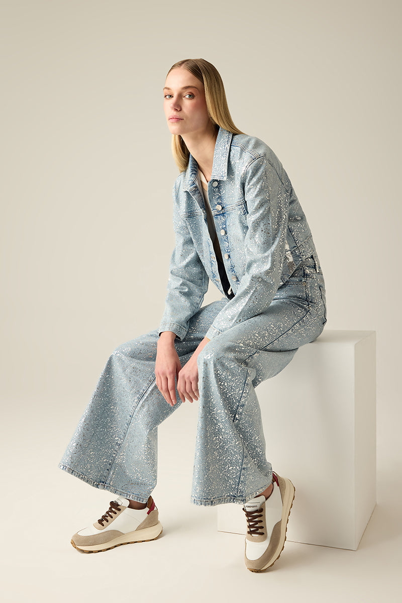 Premium Light Blue Denim Jacke mit silbernem Allover-Print und modernem Cropped-Schnitt. Glamour s, vielseitig & alltagstauglich – ein exklusives Statement-Piece.