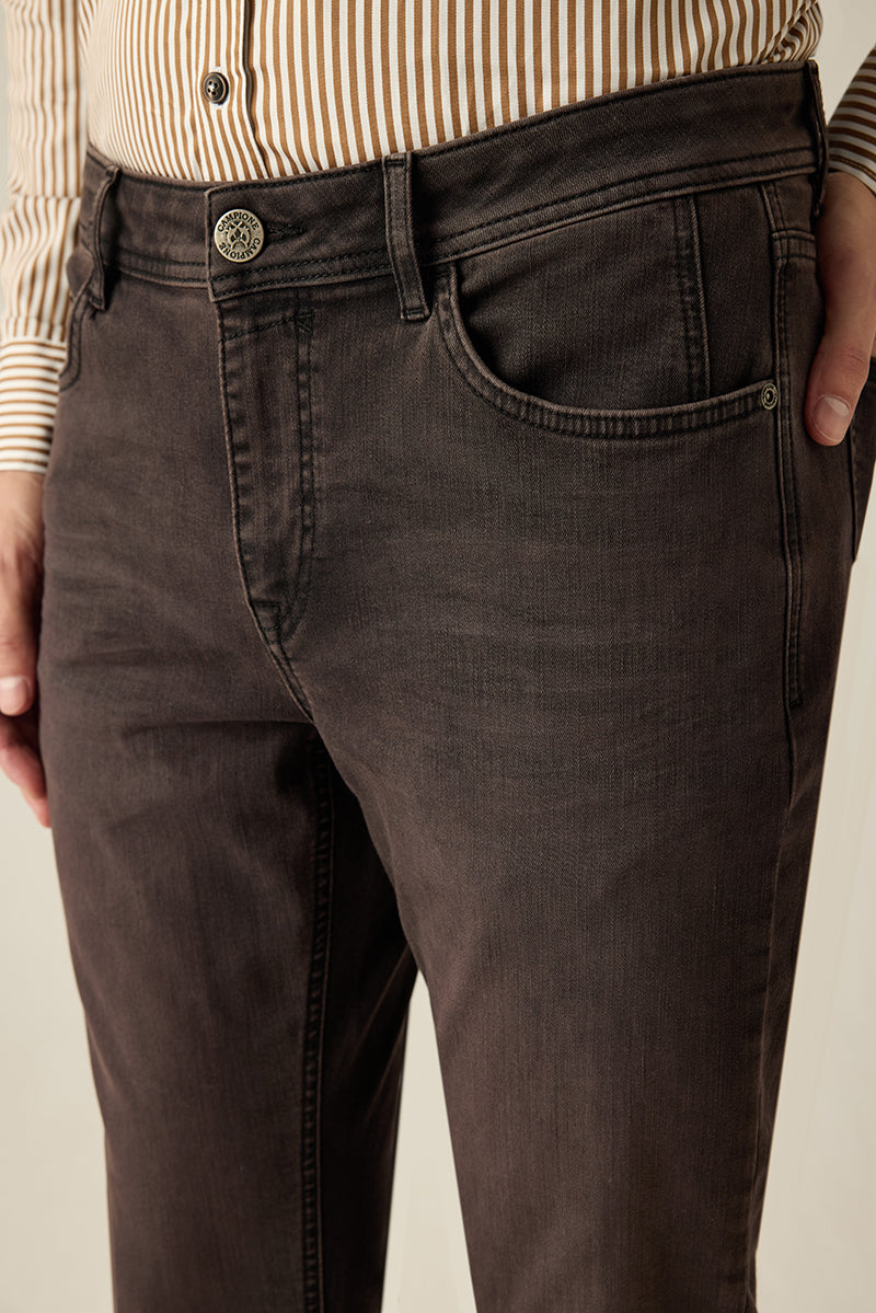 5-Pocket-Hose in Chestnut mit maskulinem Schnitt und eleganten Nähten – ein Must-have für jeden Mann.