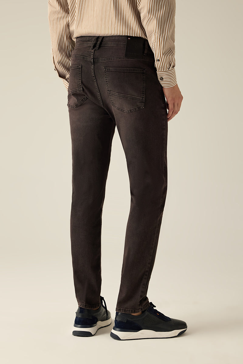 5-Pocket-Hose in Chestnut mit maskulinem Schnitt und eleganten Nähten – ein Must-have für jeden Mann.