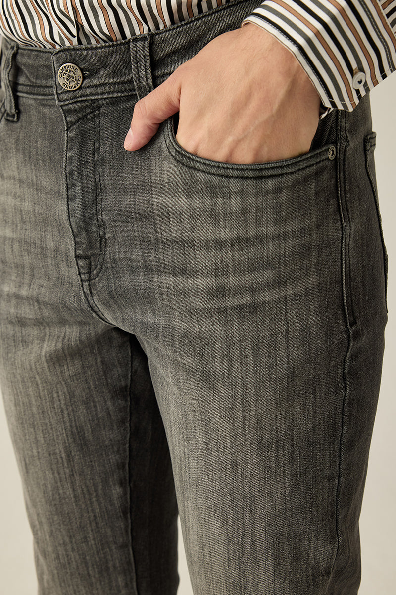 5-Pocket-Hose in Grau mit maskulinem Schnitt und eleganten Nähten – vielseitig und zeitlos.