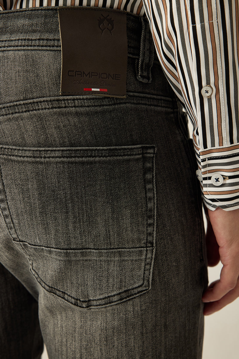 5-Pocket-Hose in Grau mit maskulinem Schnitt und eleganten Nähten – vielseitig und zeitlos.
