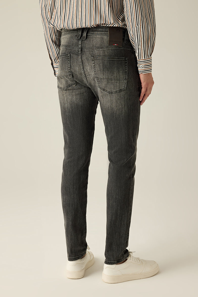 5-Pocket-Hose in Grau mit maskulinem Schnitt und eleganten Nähten – vielseitig und zeitlos.