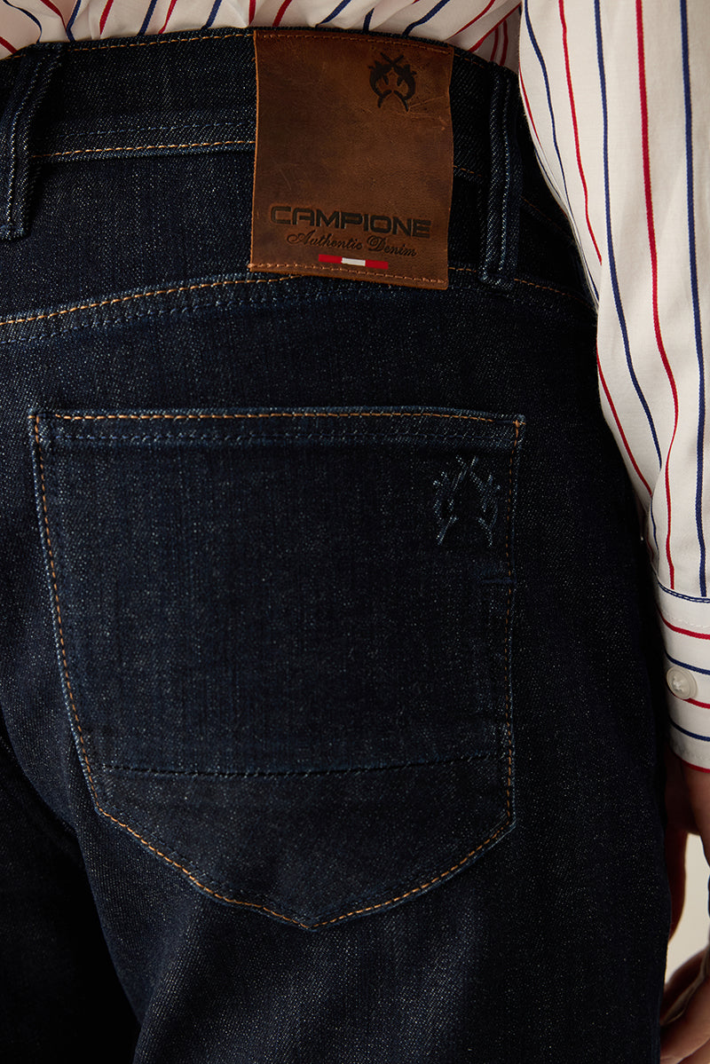 5-Pocket-Hose in Midnight Blue im klassischen Stil – elegant, vielseitig und maskulin.