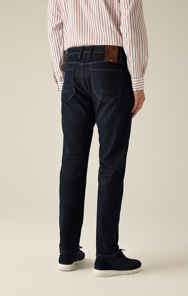 5-Pocket-Hose in Midnight Blue im klassischen Stil – elegant, vielseitig und maskulin.