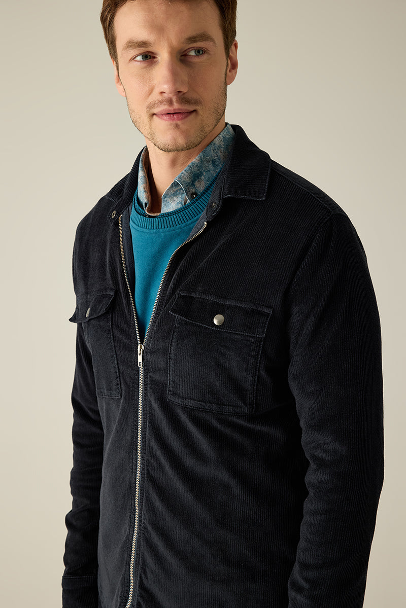 Overshirt aus hochwertigem Cord in Navy mit Hemdkragen, Brusttaschen & Reißverschluss.