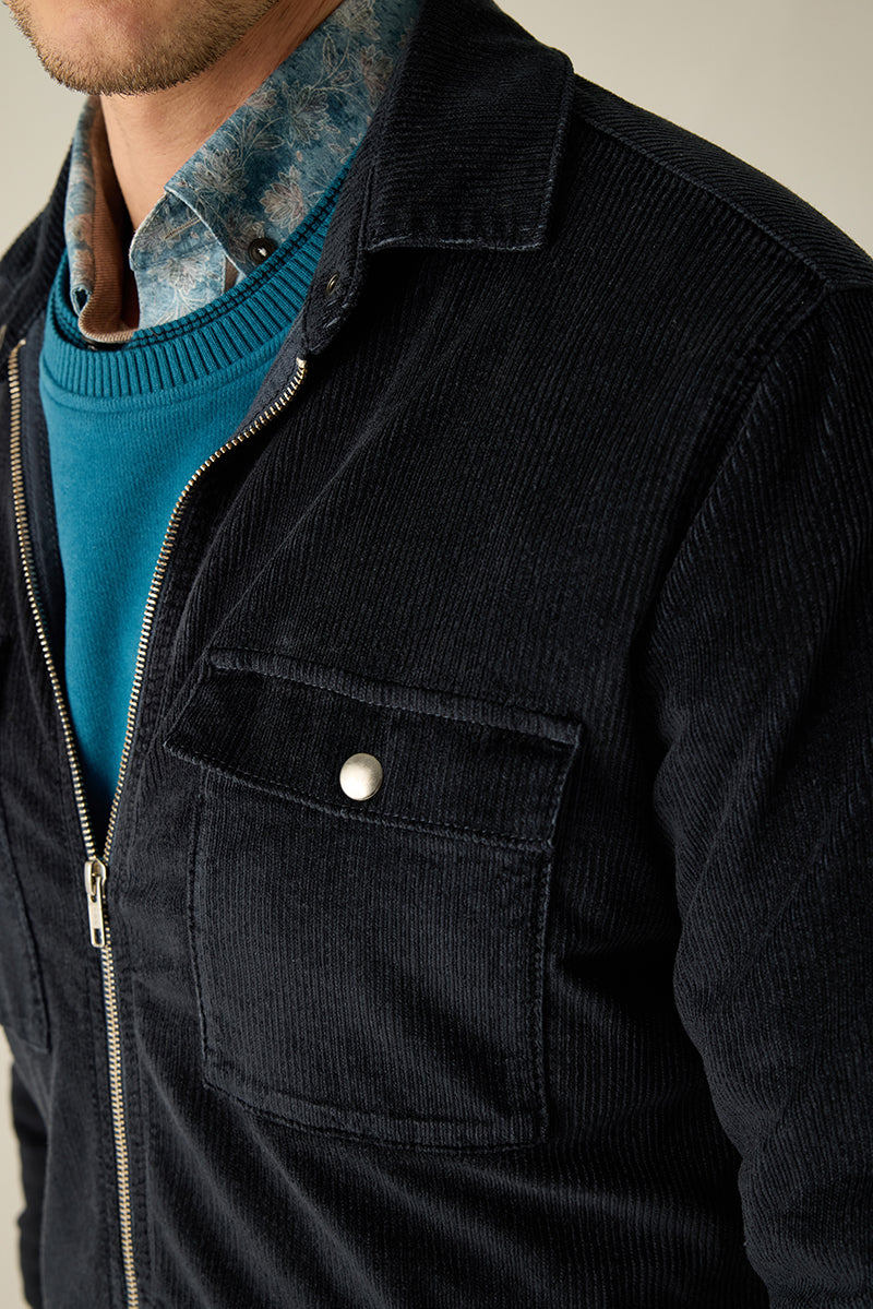 Overshirt aus hochwertigem Cord in Navy mit Hemdkragen, Brusttaschen & Reißverschluss.