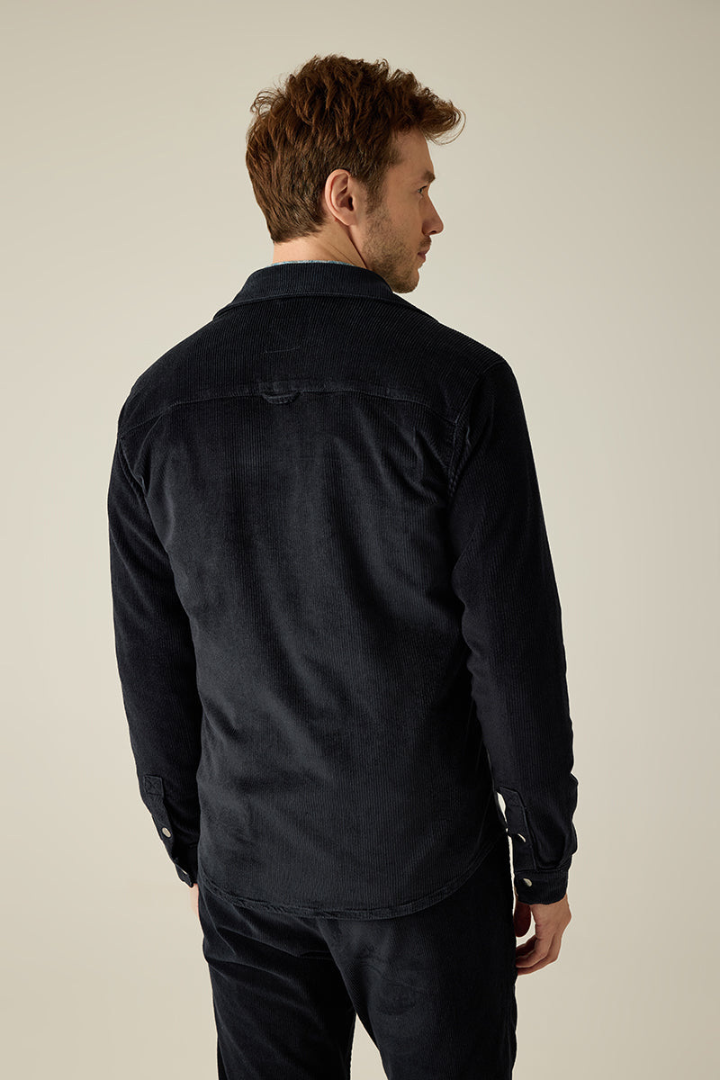 Overshirt aus hochwertigem Cord in Navy mit Hemdkragen, Brusttaschen & Reißverschluss.