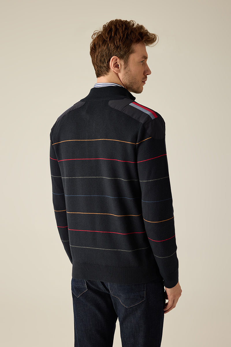 Feinstrickpullover mit Stand-up-Collar, Ringelstreifen & kontrastiertem Reißverschluss-Piping.