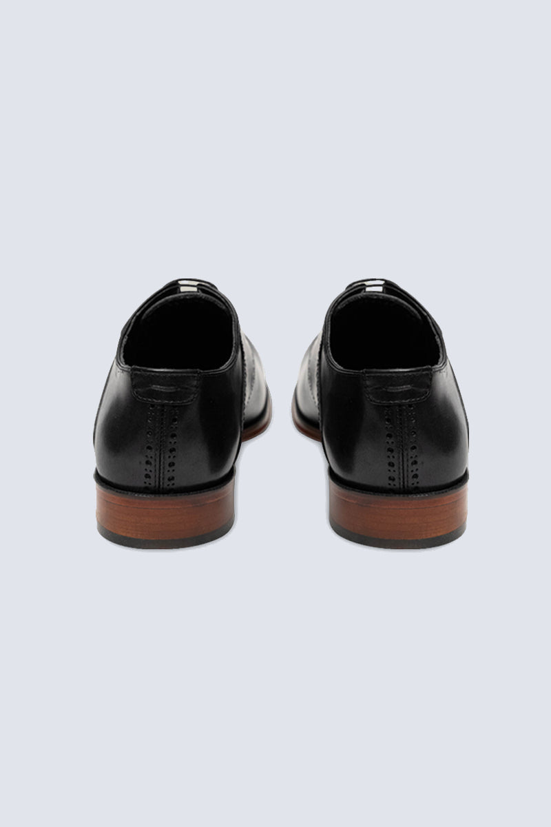 Elegant Derby brogue with lyre perforation, welt seam and leather outsole.