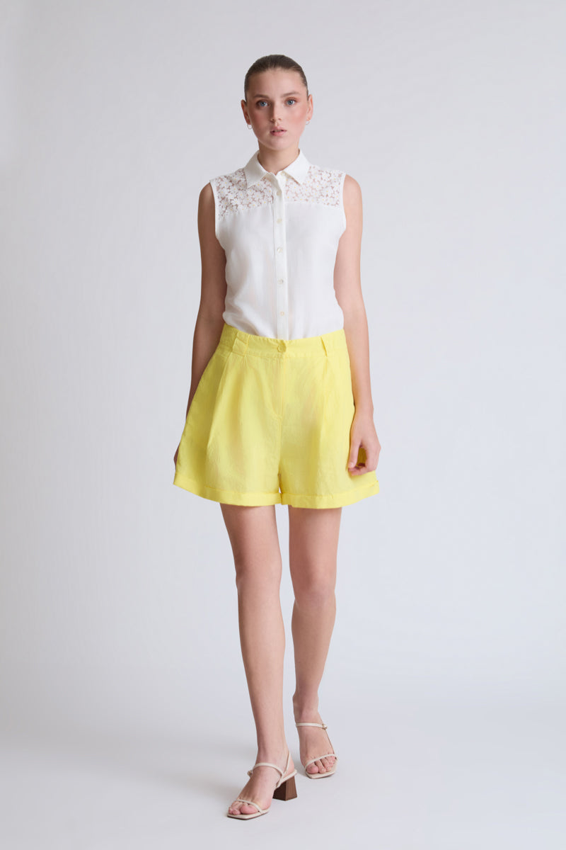 Pure linen shorts with pleats and turn-up hems