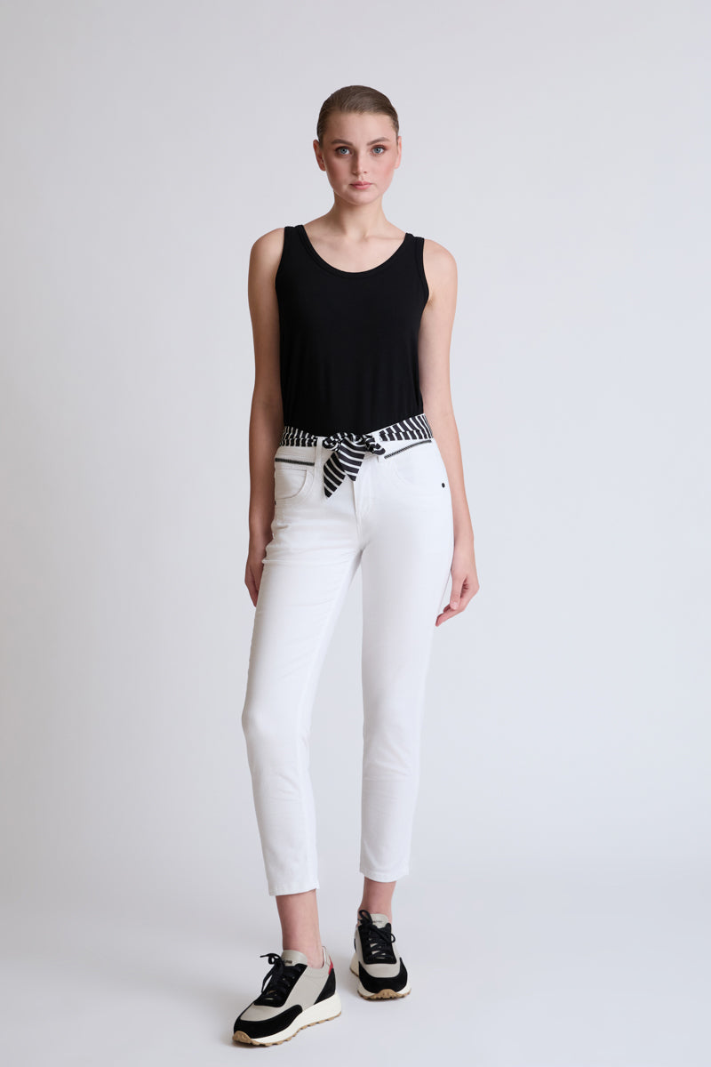 Skinny‑Jeans aus Baumwoll‑Mix mit Stickerei und Bindegürtel