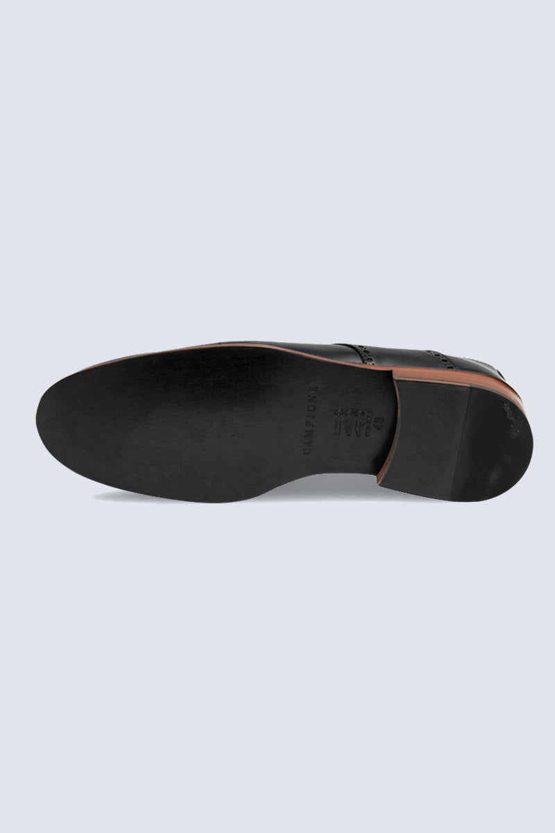 Elegant Derby brogue with lyre perforation, welt seam and leather outsole.