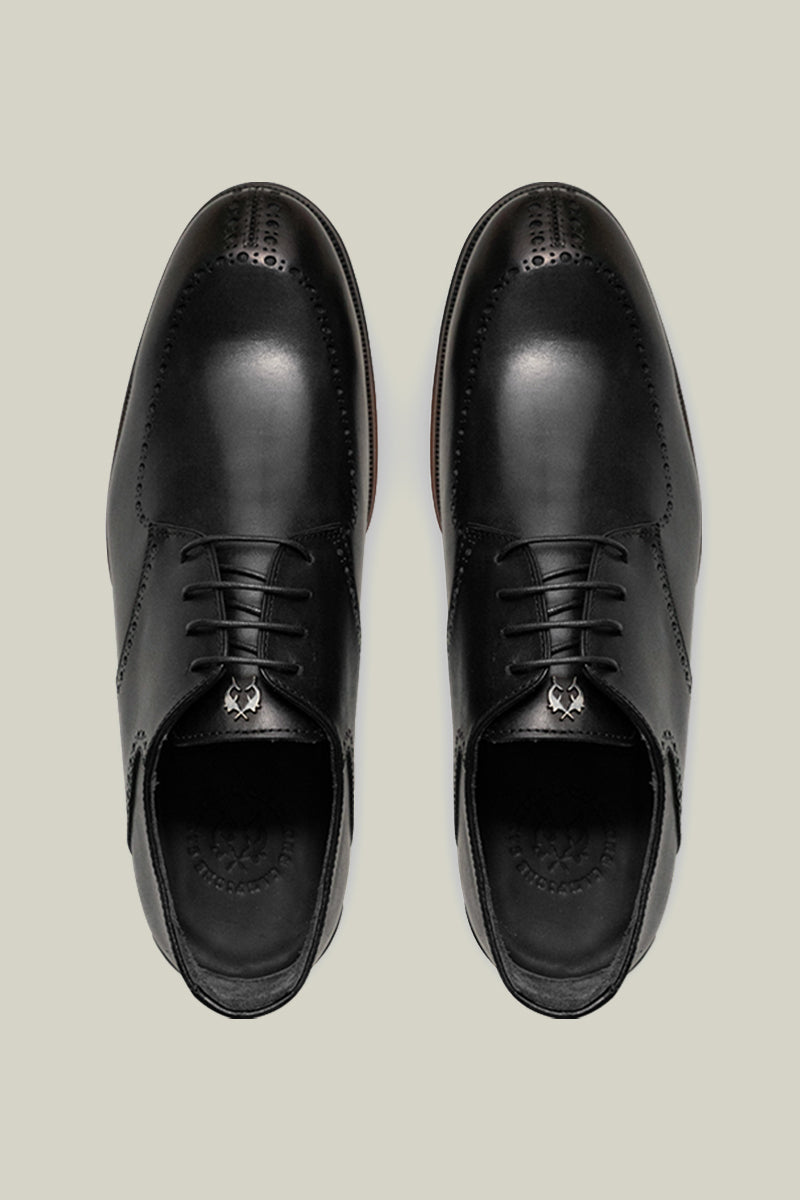 Elegant Derby brogue with lyre perforation, welt seam and leather outsole.