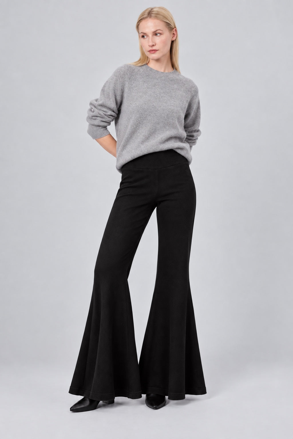 Sweat‑Hose aus Viskose‑Elasthan mit weitem Bein in black, Ansicht 2