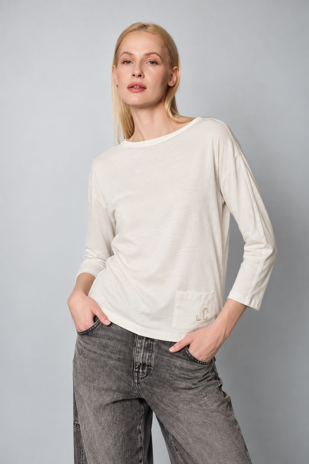 T‑Shirt aus Baumwoll‑Elasthan mit 3/4‑Arm und Logo‑Detail in off white, Ansicht 2