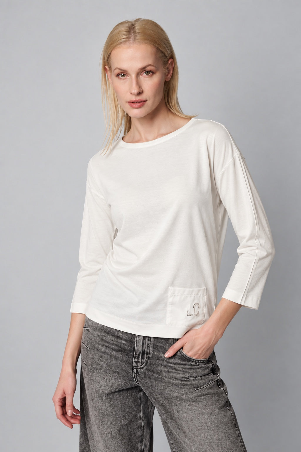 T‑Shirt aus Baumwoll‑Elasthan mit 3/4‑Arm und Logo‑Detail in off white, Ansicht 3