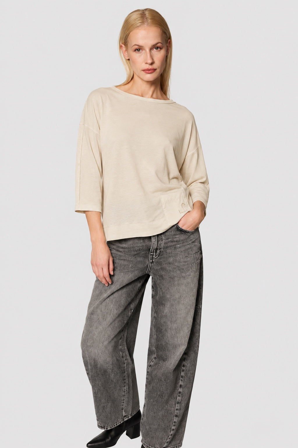 T‑Shirt aus Baumwoll‑Elasthan mit 3/4‑Arm und Logo‑Detail in beige, Ansicht 2