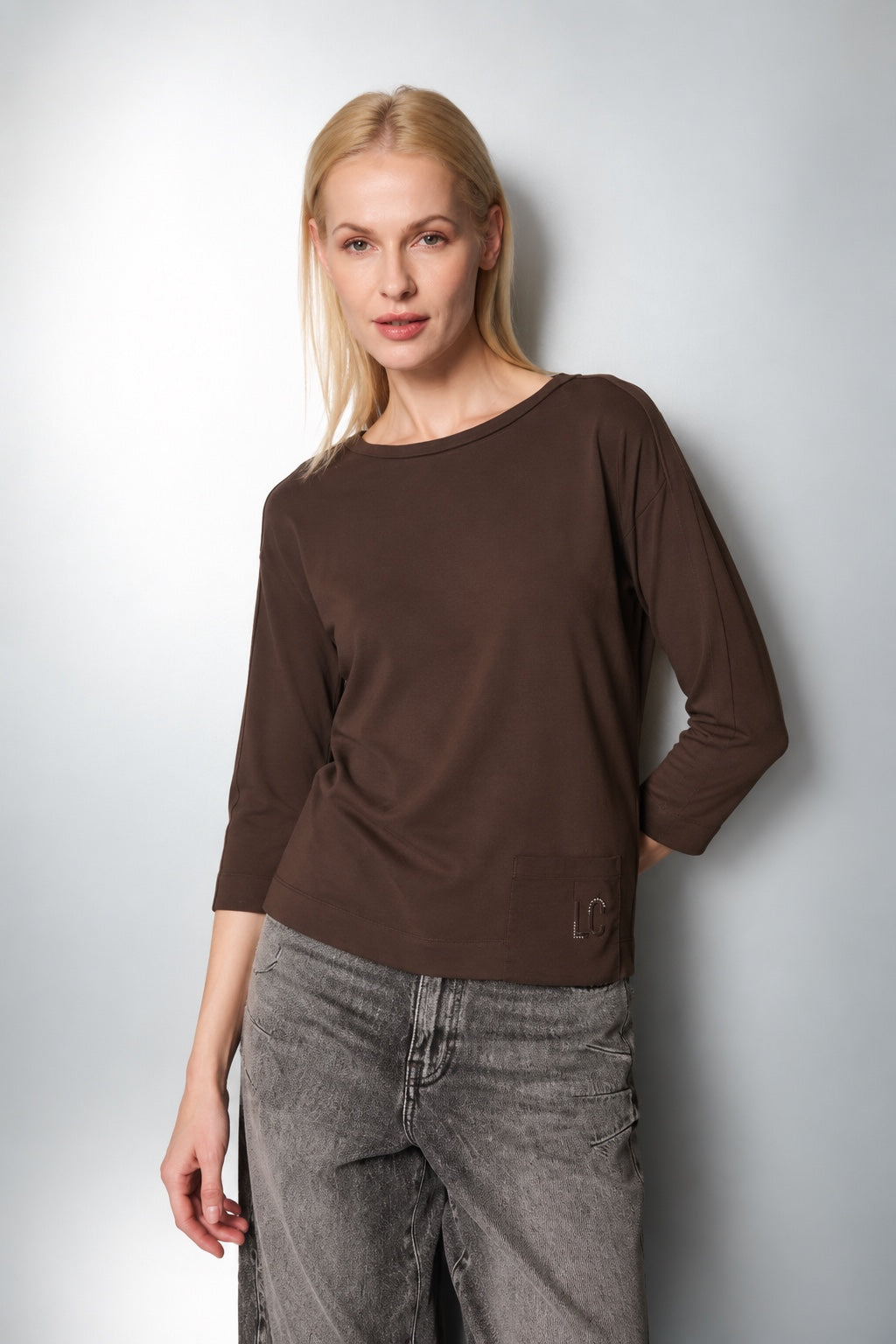 T‑Shirt aus Baumwoll‑Elasthan mit 3/4‑Arm und Logo‑Detail in brown