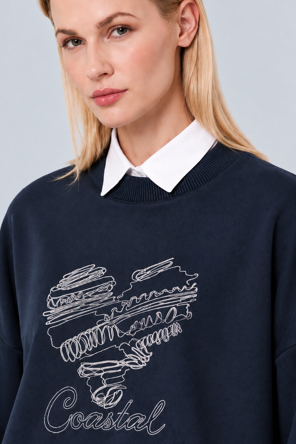 Sweatshirt aus Baumwolle‑Modal‑Mix mit Strassmotiv in navy, Ansicht 4