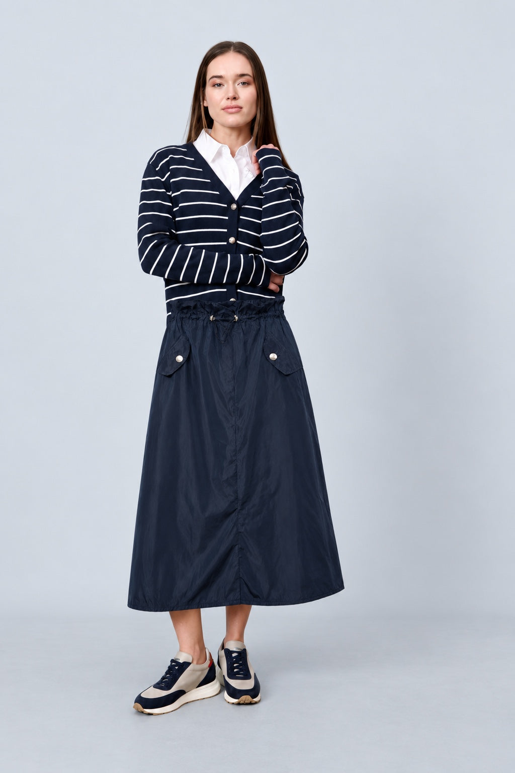 Midirock aus Polyester mit Paperbag‑Bund und Pattentaschen in navy, Ansicht 2