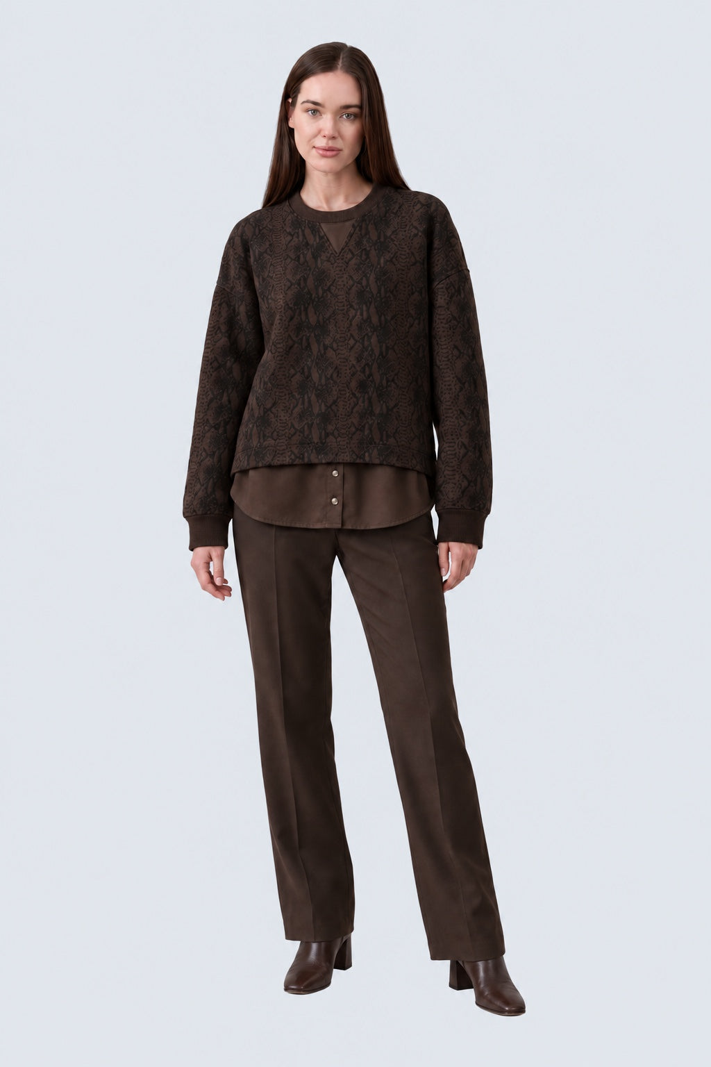 Sweatshirt aus Viskose‑Mix mit Schlangenmuster und Blusen‑Einsatz am Saum in brown combi 1