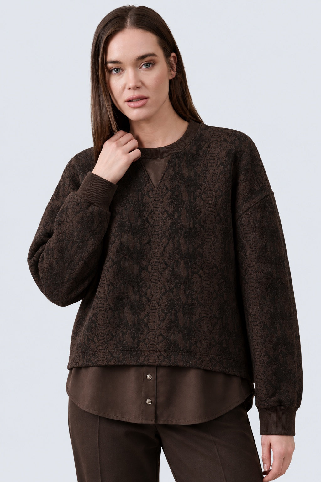 Sweatshirt aus Viskose‑Mix mit Schlangenmuster und Blusen‑Einsatz am Saum in brown combi 1, Ansicht 3