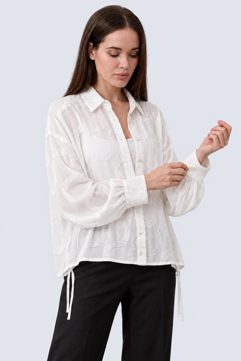 Transparente Bluse aus Viskose‑Mix mit Wellen‑Jacquard und Tunnelzug in off white, Ansicht 2