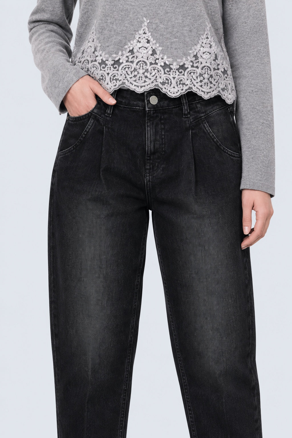 Mom‑Fit‑Jeans aus Baumwolle‑Lyocell‑Mix mit Bundfalten in black, Ansicht 3