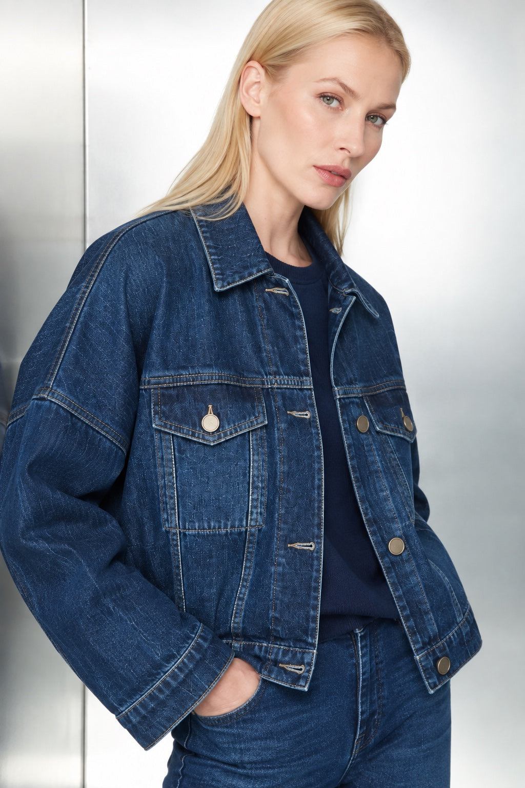 Ela Denim‑Jacke aus Bio‑Baumwolle mit Cropped‑Silhouette in denim, Ansicht 2