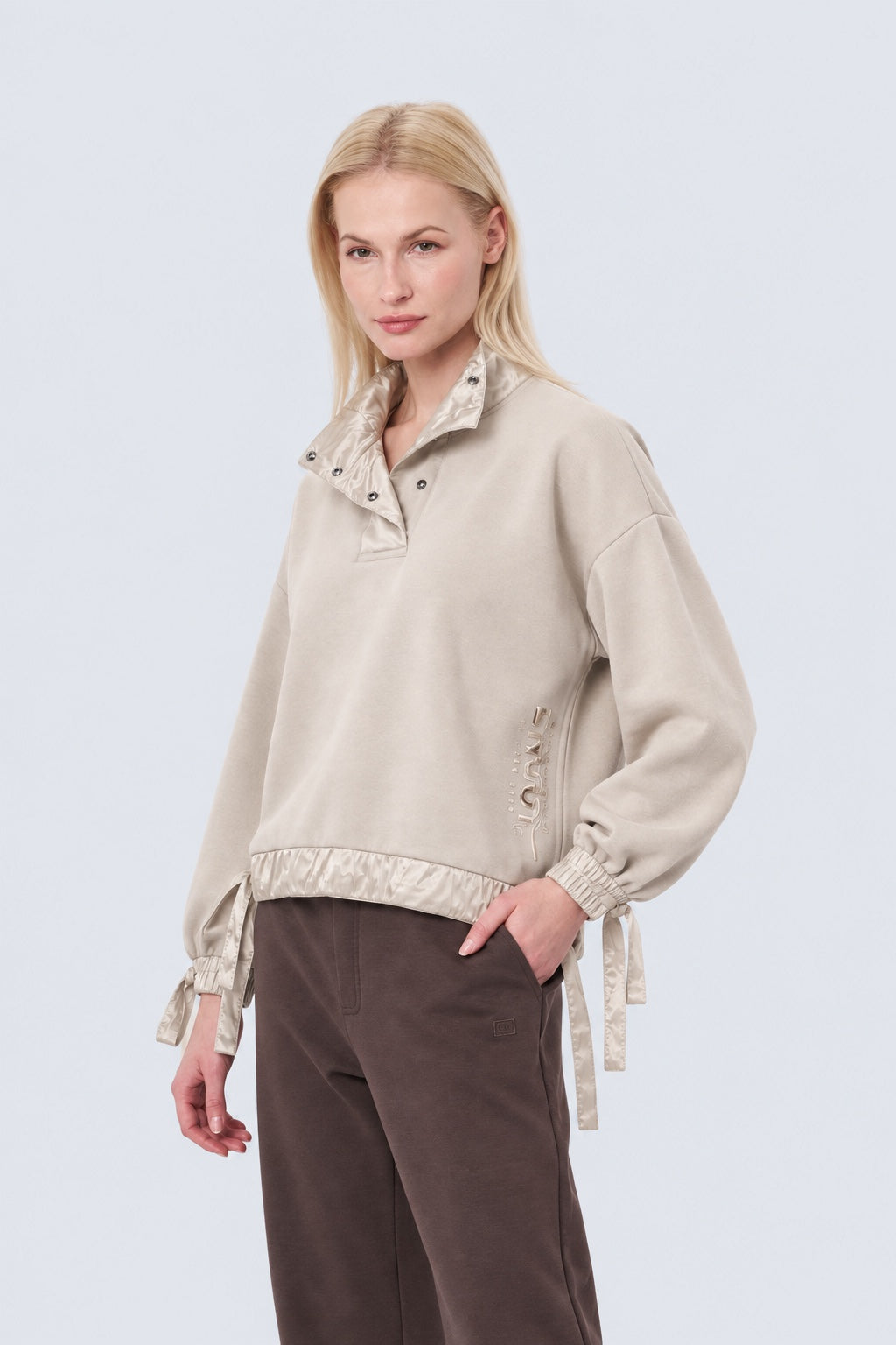 Sweatshirt aus Baumwoll‑Mix mit Stehkragen und Kontrastdetails in ecru, Ansicht 2