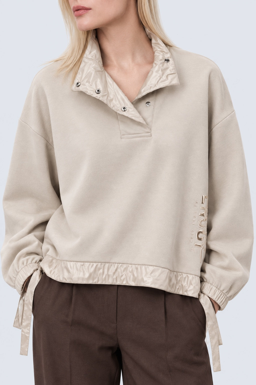 Sweatshirt aus Baumwoll‑Mix mit Stehkragen und Kontrastdetails in ecru, Ansicht 3