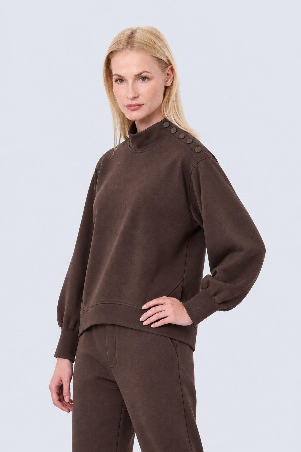Sweatshirt aus Modal‑Mix mit Stehkragen und Schulterknöpfen in brown, Ansicht 2