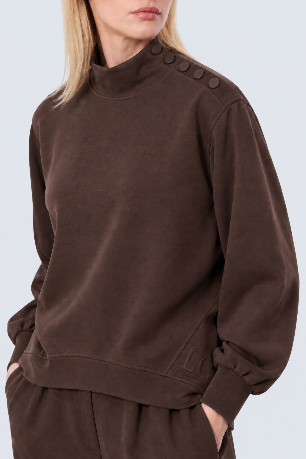 Sweatshirt aus Modal‑Mix mit Stehkragen und Schulterknöpfen in brown, Ansicht 3